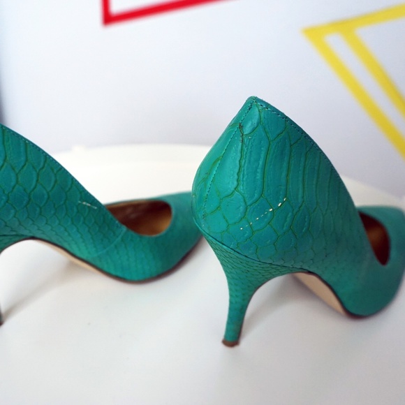 GUESS Turquoise Snake Skin Pump - Picture 5 of 6